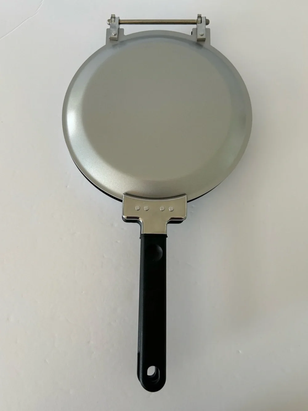 VTG “Pancake Wizard” Set includes: Pan, Batter Dispenser, Booklet, and 4 Shapes